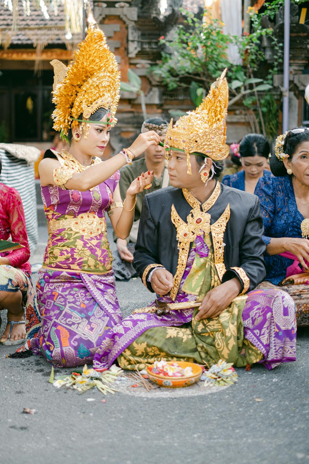 Cérémonie traditionnelle balinaise en costumes rituels
