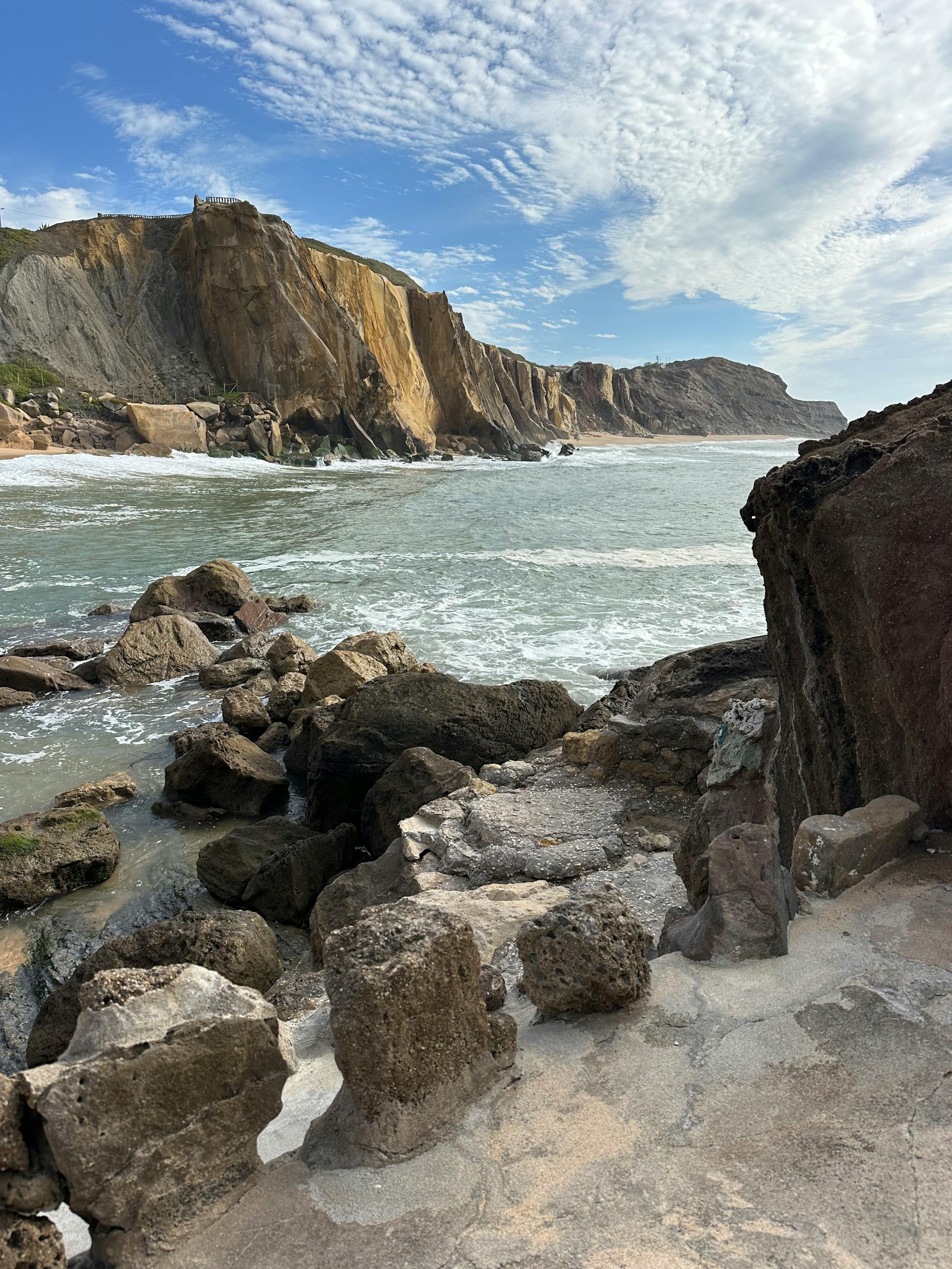 Falaises dorées et mer bleue sur la côte atlantique de Biarritz sous un ciel ensoleillé