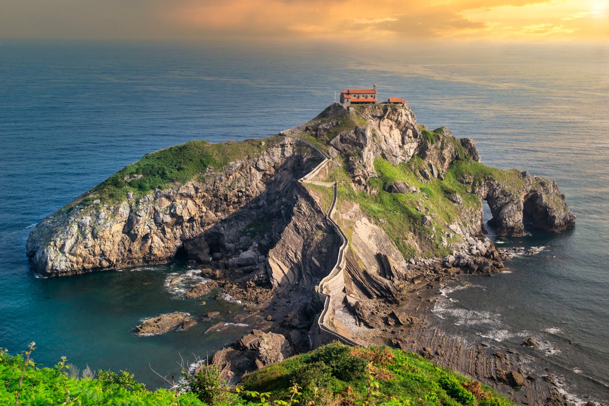 Vue aérienne de la côte rocheuse du Pays Basque entre France et Espagne