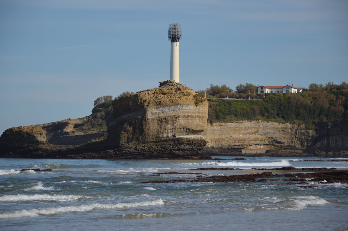 Phare de Biarritz perché sur la falaise de la Pointe Saint-Martin