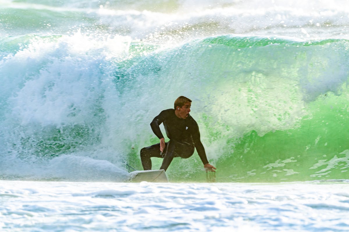 Surfeur glissant sur une vague à la Côte des Basques à Biarritz
