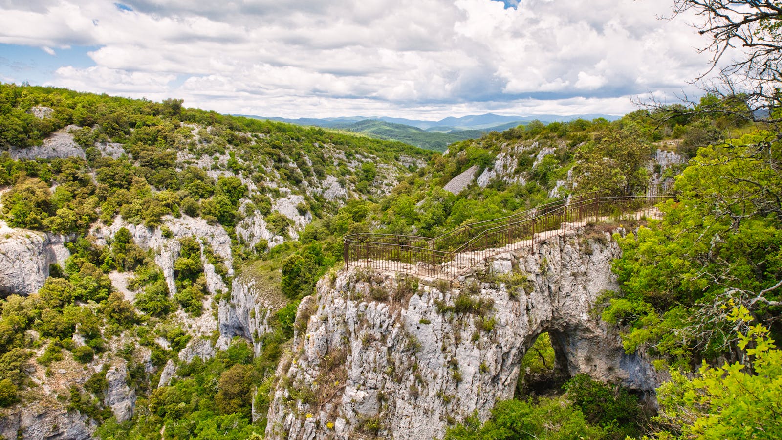 Vue panoramique du canyon de Minerve en Occitanie, village médiéval dans les gorges