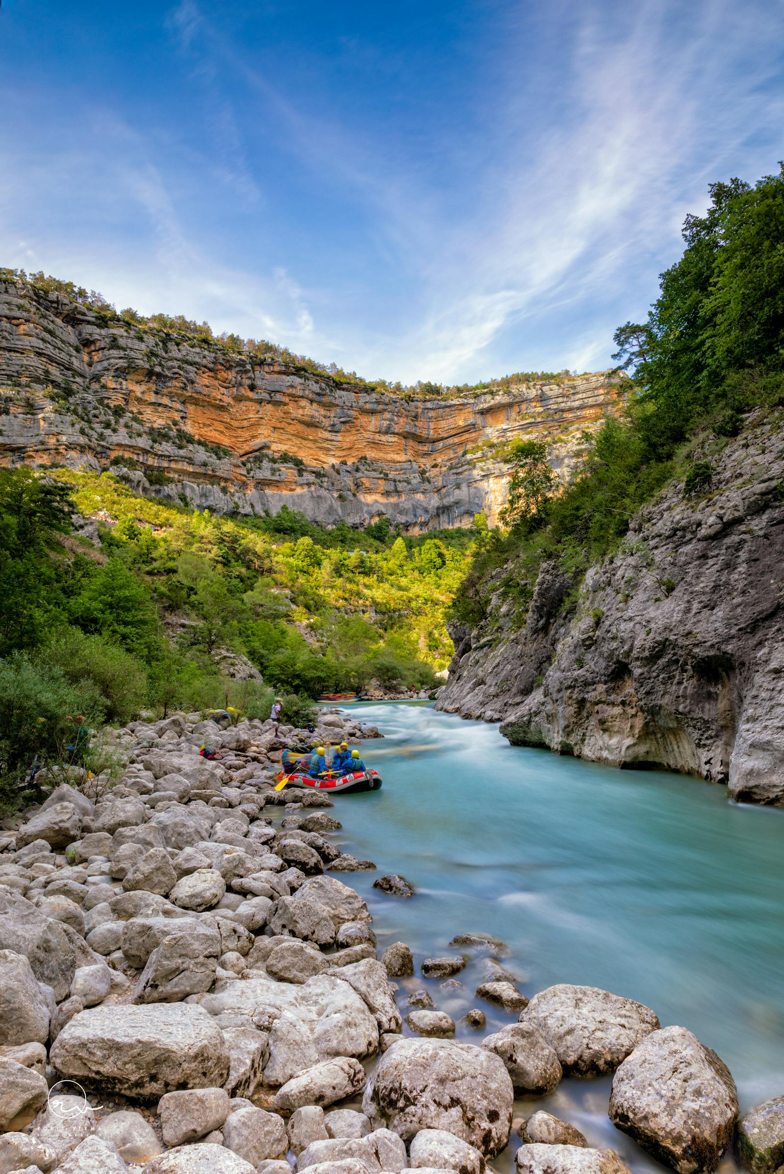 Vue panoramique des Gorges du Verdon en Provence - falaises calcaires spectaculaires