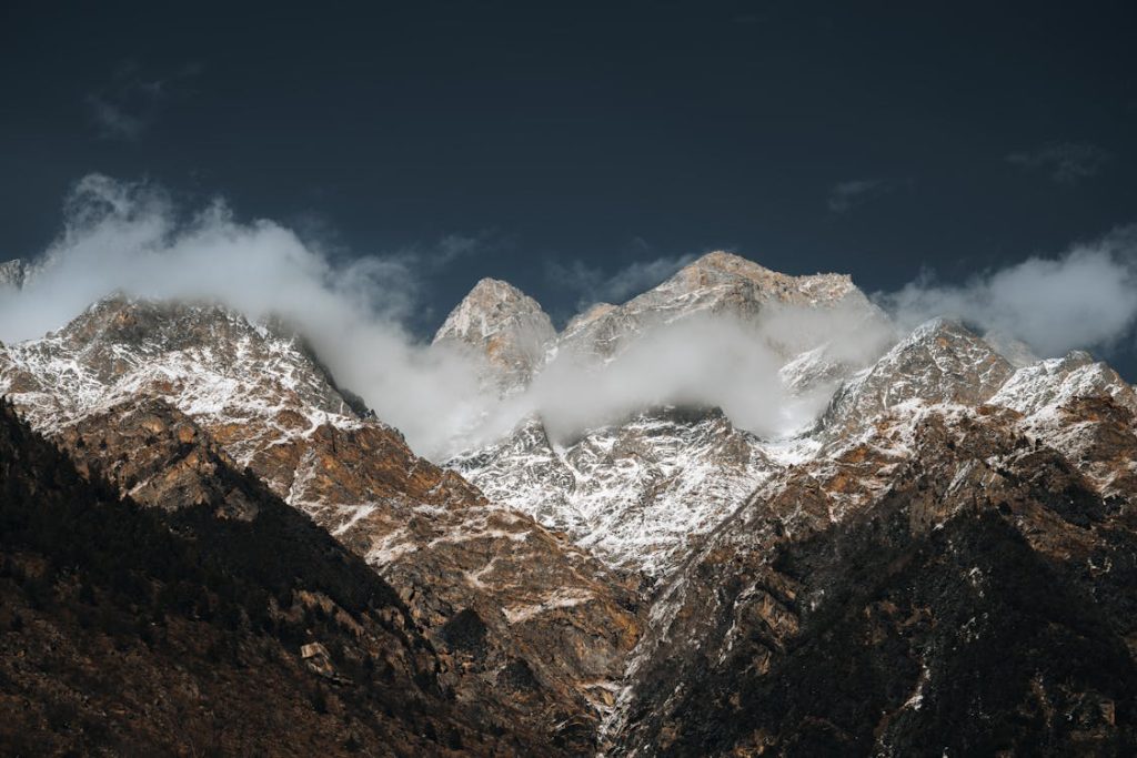 Chaîne himalayenne vue depuis les hauteurs, géographie et situation