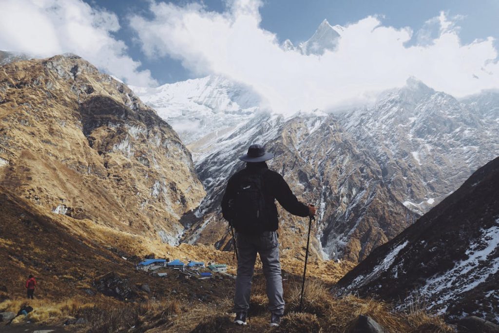Porteurs sherpas dans les montagnes de l'Himalaya au Népal