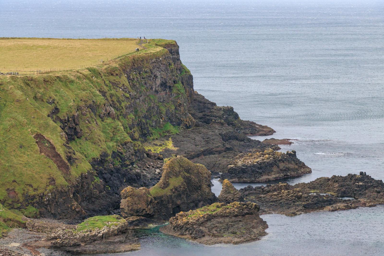 Arc-en-ciel sur la côte irlandaise - paysage Highlands et légende du leprechaun