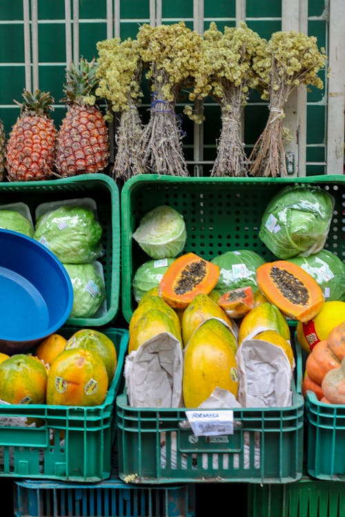 marché coloré de Guadeloupe avec fruits et épices créoles
