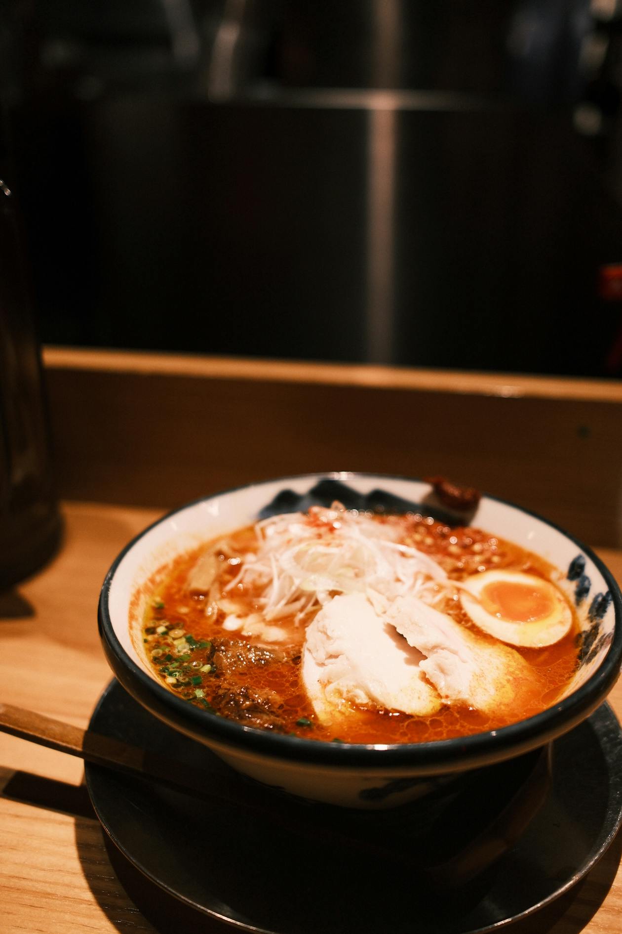 Bol de ramen fumant dans un restaurant japonais à Tokyo