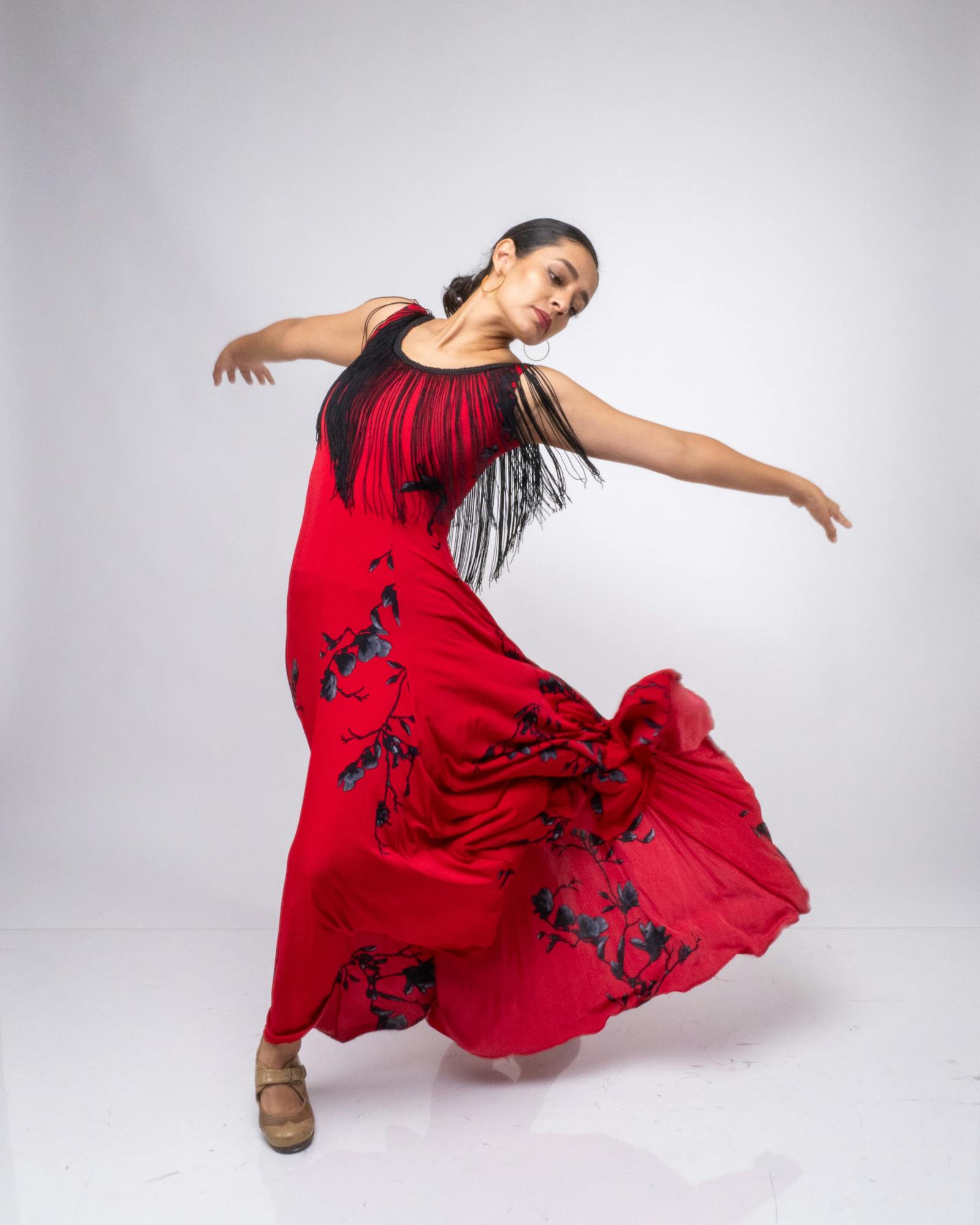 Femme en robe traditionnelle rouge, style espagnol flamenco