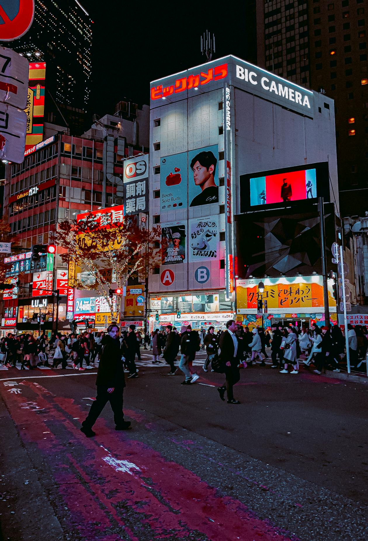Shibuya Crossing illuminé la nuit à Tokyo